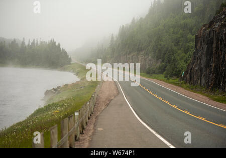 Chemin de la route transcanadienne dans le brouillard au-dessus de la rive nord du lac Supérieur. Banque D'Images