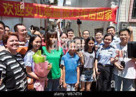 Zhong Fengmin, sa famille américaine et chinoise, les bénévoles et les agents de police de prendre une photo dans la ville de Guangzhou, province du Guangdong en Chine du sud, le 3 juillet Banque D'Images