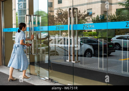 --FILE--Un visiteur entre dans un immeuble de bureaux de ZTE à Shanghai, Chine, 26 juin 2018. ZTE Corp de la Chine a refusé le lundi (2 juillet 2018) la possibilité d'acheter Banque D'Images