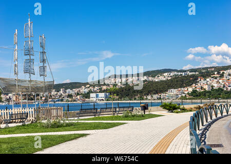 Belle journée ensoleillée à Kavala, ville du nord de la Grèce. Banque D'Images