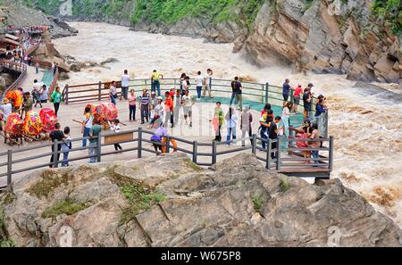 Les touristes visitent la Gorge du tigre bondissant ou Hutiaoxia scenic spot le long de la rivière Jinsha dans ville de Shangri-La, Lijiang, Yunnan province du sud-ouest de la Chine Banque D'Images