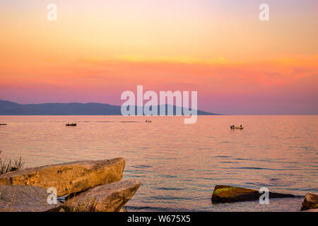 Coucher de soleil sur la mer Egée avec de belles couleurs, de Kavala, Grèce du Nord. Dans l'arrière-plan est l'île de Thassos. Banque D'Images