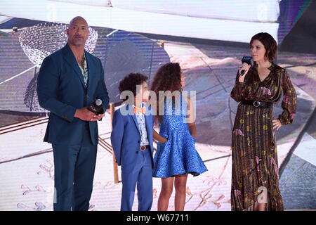 (De gauche) l'acteur américain Dwayne Johnson, l'enfant étoile Noé Cottrell et McKenna, Roberts et l'actrice canadienne Neve Campbell assister à un événement premiere f Banque D'Images