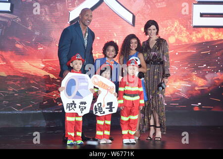 (De gauche) l'acteur américain Dwayne Johnson, l'enfant étoile Noé Cottrell et McKenna, Roberts et l'actrice canadienne Neve Campbell assister à un événement premiere f Banque D'Images