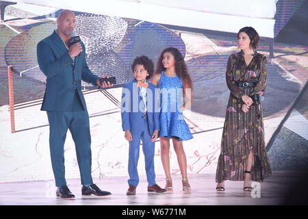 (De gauche) l'acteur américain Dwayne Johnson, l'enfant étoile Noé Cottrell et McKenna, Roberts et l'actrice canadienne Neve Campbell assister à un événement premiere f Banque D'Images