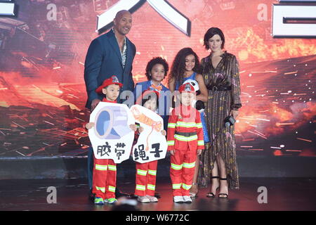 (De gauche) l'acteur américain Dwayne Johnson, l'enfant étoile Noé Cottrell et McKenna, Roberts et l'actrice canadienne Neve Campbell assister à un événement premiere f Banque D'Images