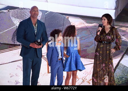 (De gauche) l'acteur américain Dwayne Johnson, l'enfant étoile Noé Cottrell et McKenna, Roberts et l'actrice canadienne Neve Campbell assister à un événement premiere f Banque D'Images