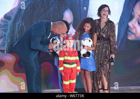 (De gauche) l'acteur américain Dwayne Johnson, l'enfant étoile Noé Cottrell et McKenna, Roberts et l'actrice canadienne Neve Campbell assister à un événement premiere f Banque D'Images