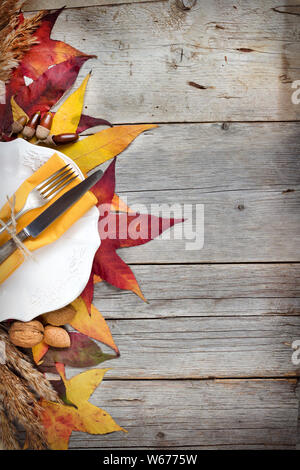 Table d'automne rétro avec des feuilles, des noix et de glands Banque D'Images