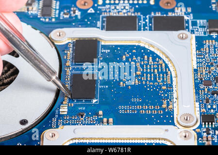 Carte de circuit imprimé en cours de réparation par un technicien Banque D'Images