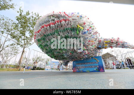 Vue d'un "requin" faite de bouteilles de plastique des déchets pour sensibiliser à la protection de l'environnement de Shanghai Ocean Park à Shanghai, à l'est Chi Banque D'Images