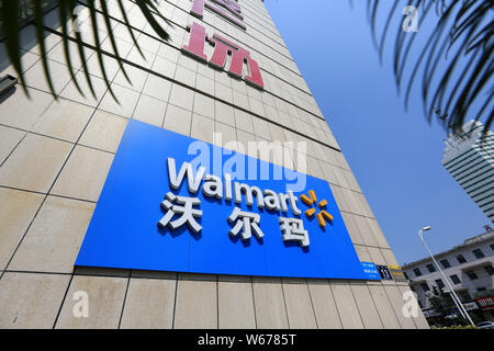 --FILE--Vue d'un supermarché de Walmart à Xiangyang Ville, Centre de la Chine, la province du Hubei, 18 juillet 2018. Walmart et JD ont lancé une Aug 8 shop Banque D'Images