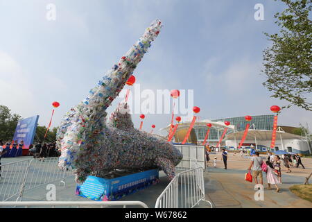 Vue d'un "requin" faite de bouteilles de plastique des déchets pour sensibiliser à la protection de l'environnement de Shanghai Ocean Park à Shanghai, à l'est Chi Banque D'Images