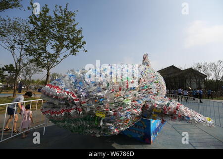 Vue d'un "requin" faite de bouteilles de plastique des déchets pour sensibiliser à la protection de l'environnement de Shanghai Ocean Park à Shanghai, à l'est Chi Banque D'Images