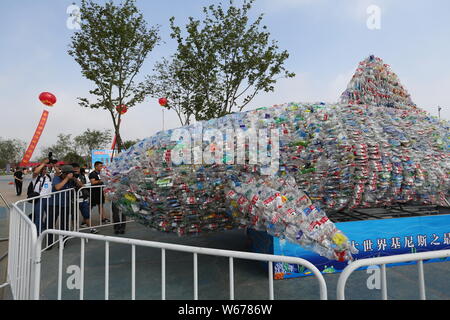 Vue d'un "requin" faite de bouteilles de plastique des déchets pour sensibiliser à la protection de l'environnement de Shanghai Ocean Park à Shanghai, à l'est Chi Banque D'Images