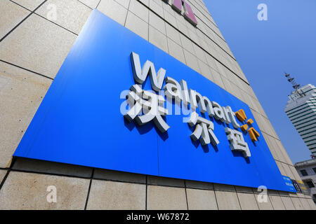 --FILE--Vue d'un supermarché de Walmart à Xiangyang Ville, Centre de la Chine, la province du Hubei, 18 juillet 2018. Walmart et JD ont lancé une Aug 8 shop Banque D'Images