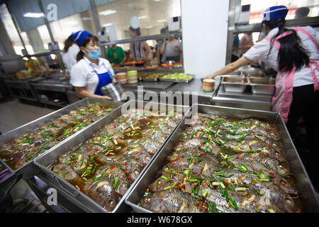 Des plats de poisson, qui sont récoltées à partir de la 210 Daoqian Lake dans le campus de l'Université de médecine de Guangxi, sont servis aux professeurs et aux élèves à la Banque D'Images