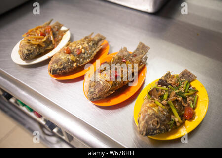 Plats de poissons dans différentes saveurs, qui sont récoltées à partir de la 210 Daoqian Lake dans le campus de l'Université de médecine de Guangxi, sont servis aux enseignants et stu Banque D'Images