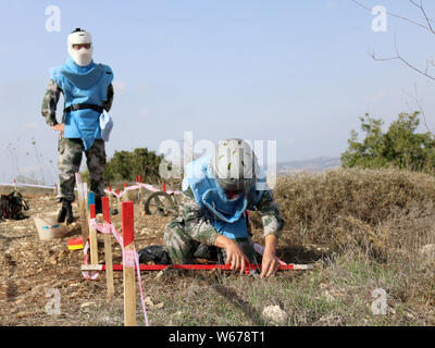 (190731) -- BEIJING, 31 juillet 2019 (Xinhua) -- Photo prise le 8 novembre 2017 montre la paix chinois travaillant dans un champ de mines près de la Ligne bleue de l'ONU "délimité" dans le sud du Liban. (Photo de Dong Shanghai/Xinhua) Banque D'Images