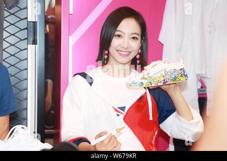 Chanteuse et actrice chinoise ou Chanson Chanson Victoria Qian assiste à un événement promotionnel pour 'Reebok' à Shanghai, Chine, le 8 juillet 2018. Banque D'Images