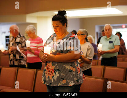 San Francisco, Californie, USA. 30 juillet, 2019. Les gens tiennent des bougies qu'elles pleurent pour les victimes d'une fusillade festival de l'ail à San Jose, Californie, États-Unis, le 30 juillet 2019. Un garçon de six ans et une jeune fille de 13 ans ont été parmi les trois victimes tuées dans une fusillade à l'ail chaque année un festival tenu à Gilroy, ville du nord de la Californie, le chef de la Police de Gilroy Scot Smithee dit lundi. Le chef de la police a également mis à jour le nombre total de blessures aux 12 qui ont survécu à la fusillade à l'assemblée annuelle du Festival de l'ail de Gilroy. Les blessures ont été précédemment à 15 le dimanche. Credit : Xinhua/ Banque D'Images