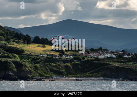 L'hélicoptère de la Garde côtière irlandaise à Bray Air afficher 2019 contre les montagnes de Wicklow. Sikorsky S-92A EI-ICG Banque D'Images