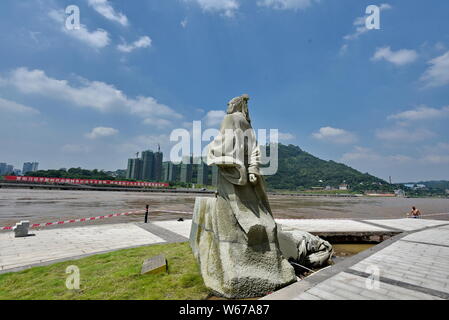 Avis du comité statue de Huang Tingjian et la statue endommagée de Su Shi, qui sont tous deux des poètes bien connus de la dynastie Song (960-1279), sur la b Banque D'Images