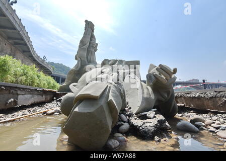 Avis du comité statue de Huang Tingjian et la statue endommagée de Su Shi, qui sont tous deux des poètes bien connus de la dynastie Song (960-1279), sur la b Banque D'Images