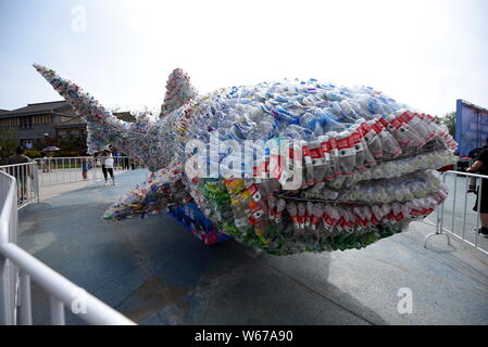 Vue d'un "requin" faite de bouteilles de plastique des déchets pour sensibiliser à la protection de l'environnement de Shanghai Ocean Park à Shanghai, à l'est Chi Banque D'Images