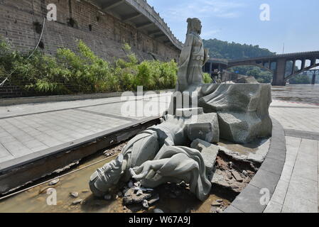 Avis du comité statue de Huang Tingjian et la statue endommagée de Su Shi, qui sont tous deux des poètes bien connus de la dynastie Song (960-1279), sur la b Banque D'Images