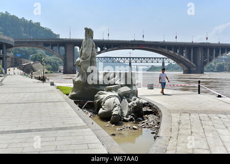 Avis du comité statue de Huang Tingjian et la statue endommagée de Su Shi, qui sont tous deux des poètes bien connus de la dynastie Song (960-1279), sur la b Banque D'Images