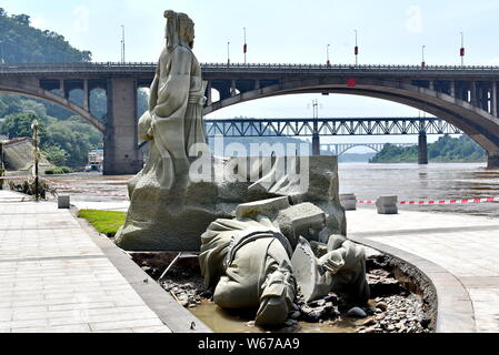 Avis du comité statue de Huang Tingjian et la statue endommagée de Su Shi, qui sont tous deux des poètes bien connus de la dynastie Song (960-1279), sur la b Banque D'Images