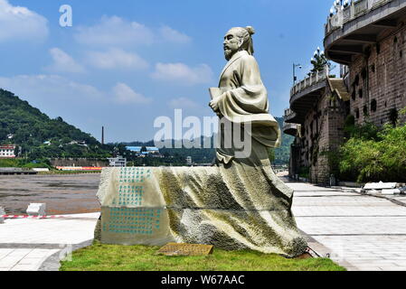 Avis du comité statue de Huang Tingjian et la statue endommagée de Su Shi, qui sont tous deux des poètes bien connus de la dynastie Song (960-1279), sur la b Banque D'Images