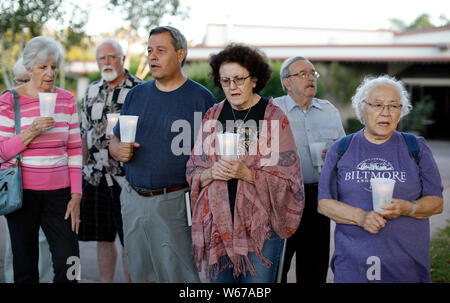 San Francisco, Californie, USA. 30 juillet, 2019. Les gens tiennent des bougies qu'elles pleurent pour les victimes d'une fusillade festival de l'ail à San Jose, Californie, États-Unis, le 30 juillet 2019. Un garçon de six ans et une jeune fille de 13 ans ont été parmi les trois victimes tuées dans une fusillade à l'ail chaque année un festival tenu à Gilroy, ville du nord de la Californie, le chef de la Police de Gilroy Scot Smithee dit lundi. Le chef de la police a également mis à jour le nombre total de blessures aux 12 qui ont survécu à la fusillade à l'assemblée annuelle du Festival de l'ail de Gilroy. Les blessures ont été précédemment à 15 le dimanche. Credit : Xinhua/ Banque D'Images