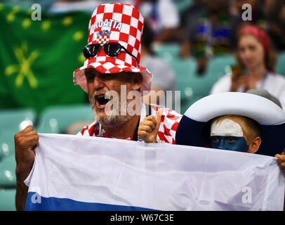 Une fan russe montre l'équipe en quart de match contre la Croatie lors de la Coupe du Monde FIFA 2018 à Sotchi, Russie, 7 juillet 2018. Rus Banque D'Images