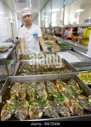 Des plats de poisson, qui sont récoltées à partir de la 210 Daoqian Lake dans le campus de l'Université de médecine de Guangxi, sont servis aux professeurs et aux élèves à la Banque D'Images