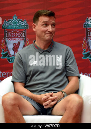 Ancien joueur de football tchèque Vladimir Smicer assiste à la cérémonie d'ouverture pour Liverpool International Academy Soccer School à Hong Kong, Chine, 1 juil Banque D'Images