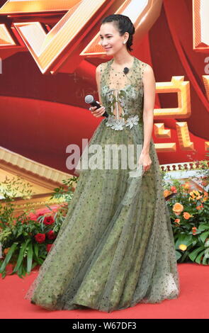 American-Hong Kong actrice Celina Jade pose comme elle arrive sur le tapis rouge pour la finale du concours de chant chanteur croisé '3' à Beijing, Ch Banque D'Images
