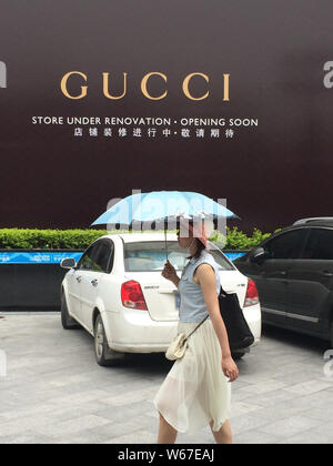 --FILE--un piéton passe devant une publicité pour Gucci à Fuzhou City, dans le sud-est de la province de Fujian en Chine, 29 mai 2014. À la suite de la chambre L Banque D'Images