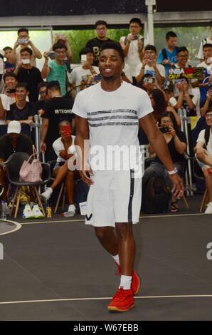 Star de la NBA Donovan Mitchell montre ses compétences de basket-ball pendant le 'roi de jeu amateur' à Shanghai, Chine, le 29 juillet 2018. Banque D'Images