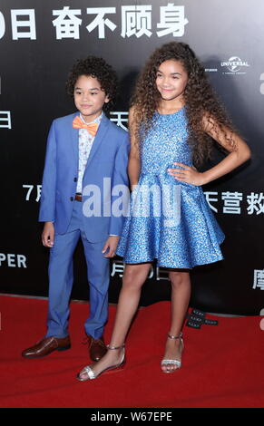 Enfant stars Noah Cottrell, gauche, et McKenna Roberts arrivent sur le tapis rouge pour une première manifestation pour le film "gratte-ciel" à Beijing, Chine, 2 juil Banque D'Images