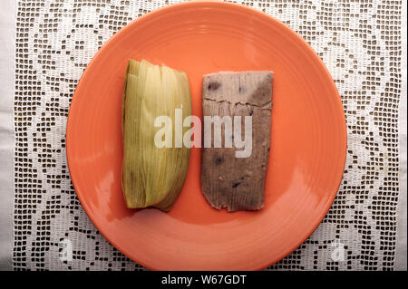 Vue de dessus de Tamale, haricot enveloppé sur le maïs. Une cuisine mexicaine traditionnelle. Peut être mangé le petit-déjeuner, dîner, repas ou collation, ou des célébrations. Banque D'Images