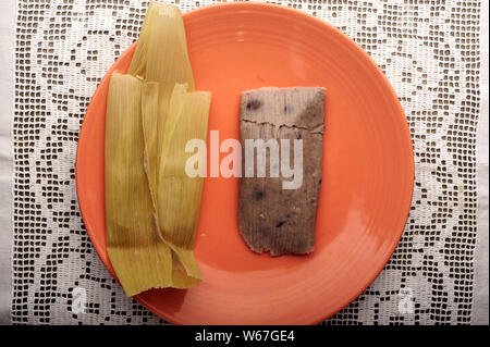 Vue de dessus de Tamale, haricot enveloppé sur le maïs. Une cuisine mexicaine traditionnelle. Peut être mangé le petit-déjeuner, dîner, repas ou collation, ou des célébrations. Banque D'Images