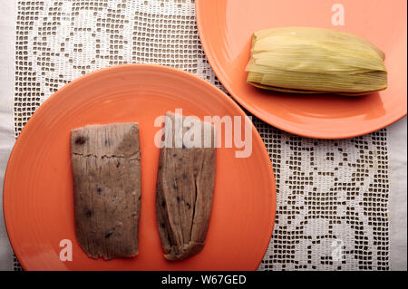 Vue de dessus de Tamale, haricot enveloppé sur le maïs. Une cuisine mexicaine traditionnelle. Peut être mangé le petit-déjeuner, dîner, repas ou collation, ou des célébrations. Banque D'Images