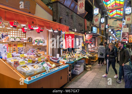 Stands dans le marché Nishiki, Kyoto, Japon Banque D'Images