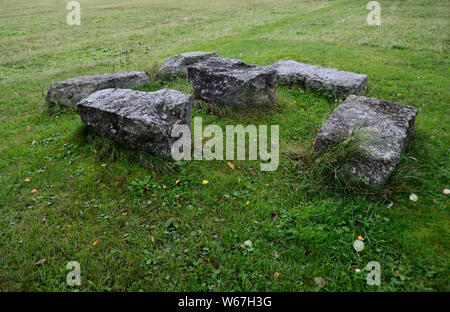 La conception de paysage, six grosses pierres sur un champ vert Banque D'Images