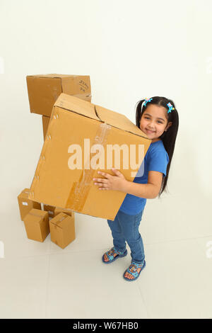 Girl carrying cardboard Box Banque D'Images