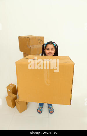 Girl holding cardboard Box Banque D'Images