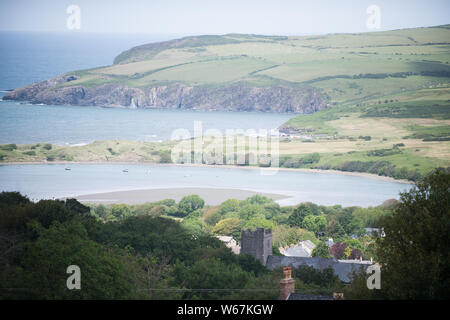 Une vue générale de la plage à la station balnéaire de Newport de Pembrokeshire, Pays de Galles, populaire auprès des touristes de la région de Pembrokeshire. Banque D'Images