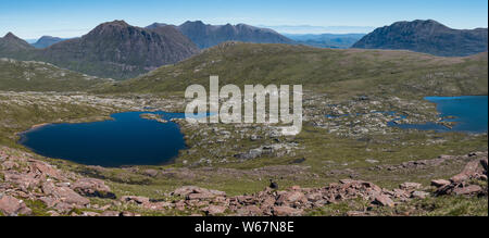 Vue sur un Bhraghad Lochan vers une Teallach, Beinn Dearg Mor Beinn a' et Chlaidheimh Fisherfield, Forêt, Ecosse Banque D'Images